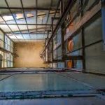 女子探头查看电梯井 遭下坠升降机卡颈身亡