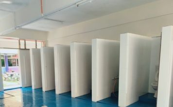 商场男厕疑现偷拍事件 男子机警录影取证