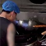 厨师口水吐锅扫把洗灶 涉事店被责令停业整改