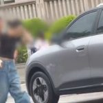 女司机脚踹保安遭掌掴 警方已立案调查