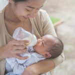 新手爸妈听信AI喂奶 满月宝宝饿到体重没增