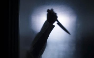 父子争执后情绪失控 男子持刀破坏物品抛酒瓶