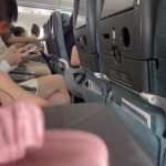 飞机降落时童哭不止 男子情绪失控狂吼“Stop”