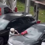 因充电车位被占等一小时 男子持灭火器怒砸占位车