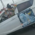 女子开车探身出窗外 后车乘客吓喊离远点