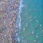 假期首日人潮爆满 山区海滩齐成“人海”战场
