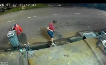 女子多次在店铺外留下大便 店家气炸装CCTV拍下