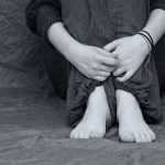 母亲不满女儿遭侵犯 押凶手至铁皮屋动私刑