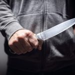 男子弑母狂刺数十刀 母苦喊“只剩你一个儿子”