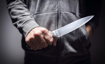 男子弑母狂刺数十刀 母苦喊“只剩你一个儿子”