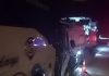 巴士猛撞铺路机 司机受困车内车头全毁