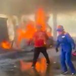 轿车在加油站突然爆炸 2少年困车内活活烧死