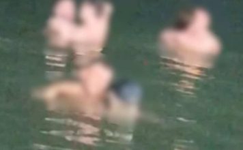 4男女海中多人活春宫 无视民众大声喝斥继续激战