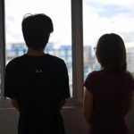 曾吸丧尸烟掐母撞墙入狱 华裔青年悔改获母原谅