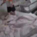 男童多次潜入房间残忍虐打婴儿 母亲看监控崩溃