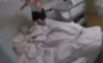 男童多次潜入房间残忍虐打婴儿 母亲看监控崩溃