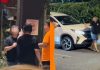 男子疑醉酒情绪失控 当街拦车拍打轿车引围观