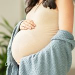20岁女腹痛就医才知怀孕 当天生下2700克女儿