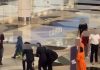 女子机场躺地抗拒被带离 遭4女警抬起强行拖走
