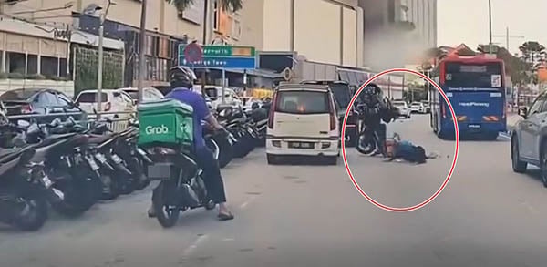 Deliveryman-show-off-fails-26052