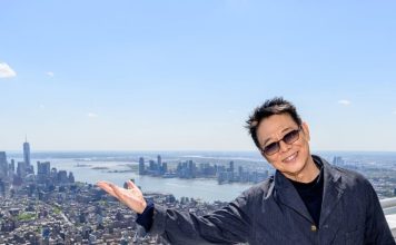 63岁李连杰纽约现身 父女同框画面罕曝光