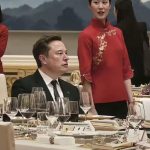 站在白宫高官后频摸下巴 女服务生举动引间谍猜测