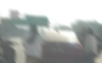 轿车行驶中突打开车门 女子跳车后赤脚折返