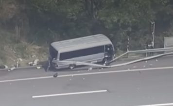 巴士撞护栏再遭追尾 17岁少年魂断归途