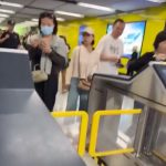 铁闸口惊现“贴身过闸” 女子霸气拦下疑逃票者