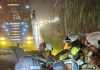 两车相撞酿1死5伤 消拯员冒雨施救伤者
