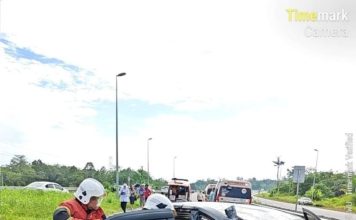 转弯失控撞毁车辆 男子遭夹毙车内身亡