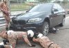 宝马摩哆严重相撞 骑士卷入车底当场亡