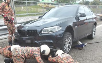 宝马摩哆严重相撞 骑士卷入车底当场亡