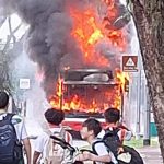 巴士停站突冒烟起火 整车烧成废铁乘客急逃生