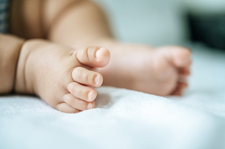 baby-feet-white-bed_1150-24893