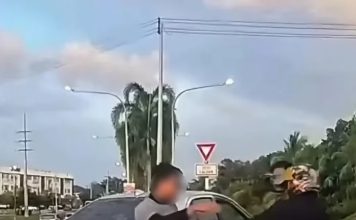 轿车拦停摩托后爆冲突 司机乘客双双下车开骂