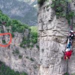驴友登山失足坠崖 悬挂半空捡回一命