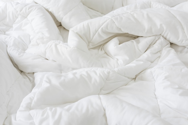 close-up-messy-white-sheet-pillo