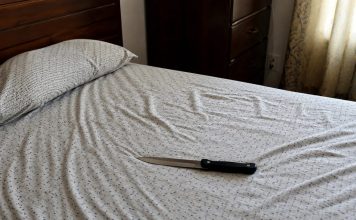 17岁情侣疑相约殉情 少女房间床上发现一把刀