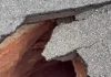 路面塌陷成1米深大洞 轿车路过险象环生