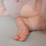 年轻夫妻陈尸租屋处 女婴独留房内3天奇迹存活