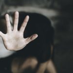 兽父以见鬼为由蒙眼绑手 用红萝卜诱8岁继女XX