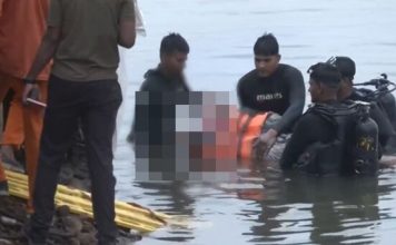 观光船翻覆至少9亡 母子尸身紧拥至死不放