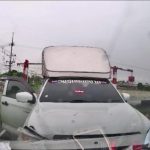 皮卡司机撞轿车后抢女人 男子阻止遭砍伤手