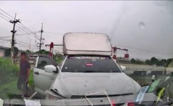 皮卡司机撞轿车后抢女人 男子阻止遭砍伤手