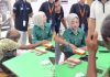 平日靠乞讨维生 老妇现金买iPhone震惊现场