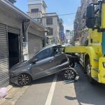 混凝土车油压支架突失控 路边轿车被撞报废
