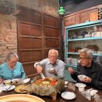 黄仁勋陪父母吃饭 饭桌前仍是爸妈的儿子