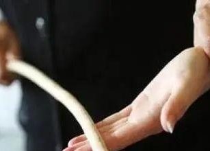 功课答错被华小老师鞭打 巫裔男带孩子向老师致谢
