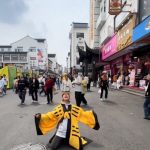 男子街头角色扮演过火 执法人员介入处理